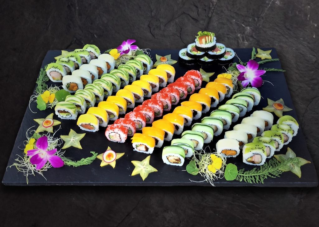 California set Nova Sushi — siedem rzędów rolek california obkładanych kiwi, brzoskwinią, mango, awokado, ogórkiem, gruszką i masago.