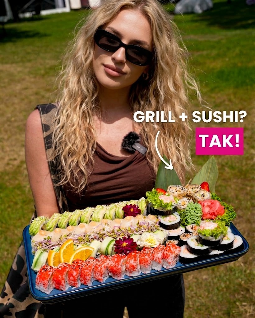 Duża taca sushi Nova Sushi na imprezie w plenerze — rolki w kolorowych posypkach