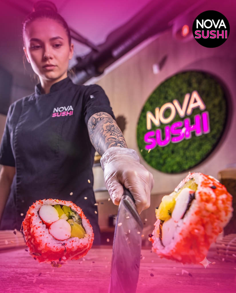 Sushi master Nova Sushi kroi rolkę na barze w lokalu