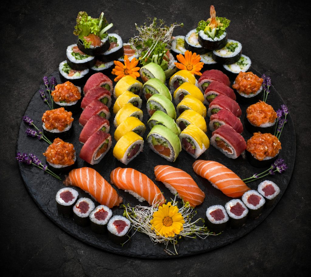 Super classic Nova Sushi — okrągła taca z rolkami z łososiem i tuńczykiem, nigiri z łososia i hosomaki z tuńczykiem.